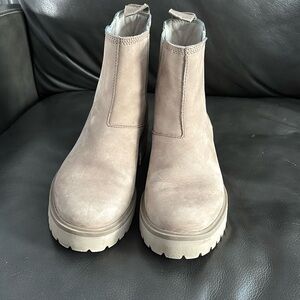 Women’s Timberland Chelsea Boots size 7.